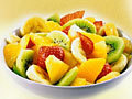Jwèt Cooking a fruit salad
